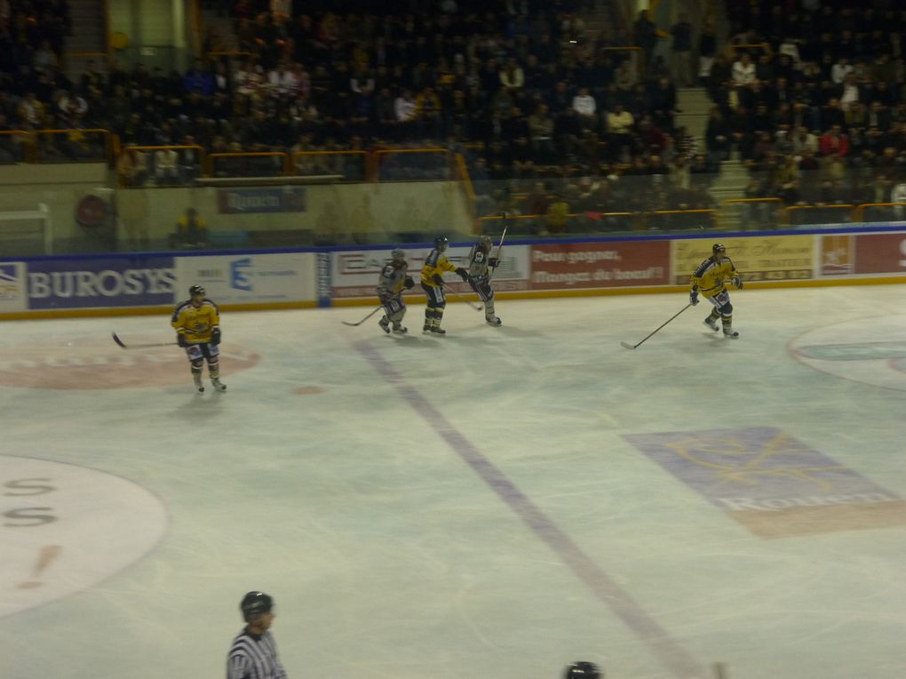 Match de Hockey du 23 octobre 2010 entre les dragons de Rouen et l'équipe de Grenoble.
Résultat: 8-1 ,Rouen vainqueur.