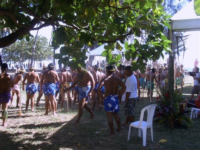 Pendant près d'un mois Tahiti vit au rythme des concours de danse, de chant, grimpé de cocotier....