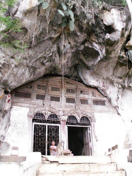 <p>Le Laos en long, en large... Non en fait j'exagere. Je ne vous propose que des images de la paisible capitale Vientiane et de ce petit bijou qu'est Luang Prabang et sa province. On ne peux pas tout faire !</p>
<p>Bon Voyage</p>