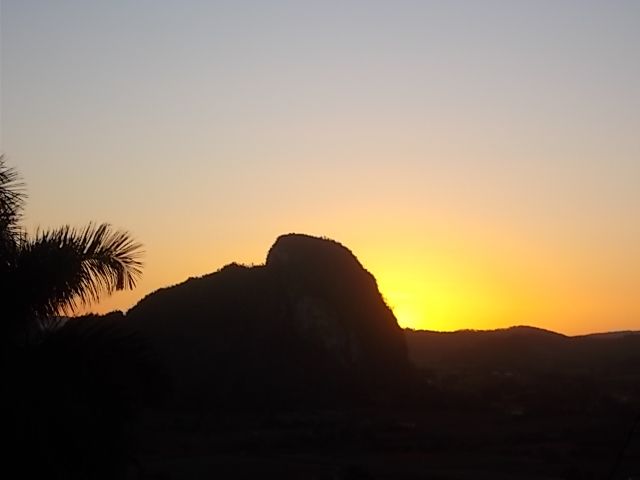 lever de soleil sur mogote, la maison de Marisol et le side, malanga petit dej et vin local..et la belle americaine, El Pollo et son beau pere qui tri la production familiale de riz