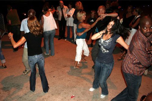 dernière soirée salsa de l'été 2009 sur le port de plaisance, avec cours de ChaChaCha, soirée dansante et pot de la dernière.