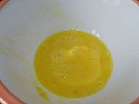 1 - Battre l'oeuf en omelette et réserver. Casser les noix et les passer au mixeur pour les réduire en poudre. Ecraser le beurre à la fourchette pour en obtenir une pommade. Incorporer le sucre, la poudre de noix, la moitié de l'oeuf battu et bien mélanger. Réserver cette préparation.