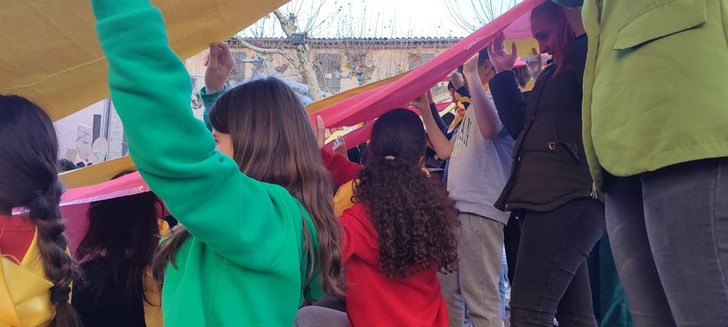 Els alumnes que aprenen català a Prada homenatgen Pompeu Fabra amb danses i cançons!