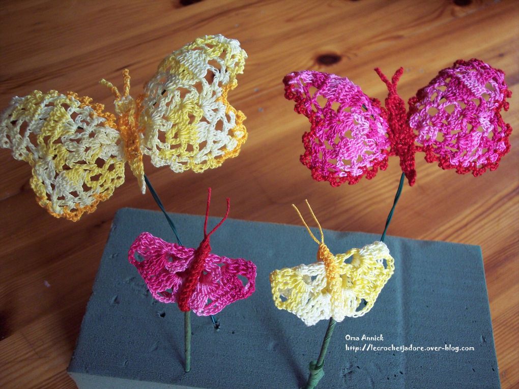 coeurs et papillons au crochet à offrir, à accrocher aux cadeaux, pour décoration, sapin de Noël, décor de table, ..