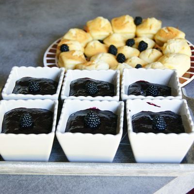 Panna cotta à la verveine citronnée, coulis de mûres