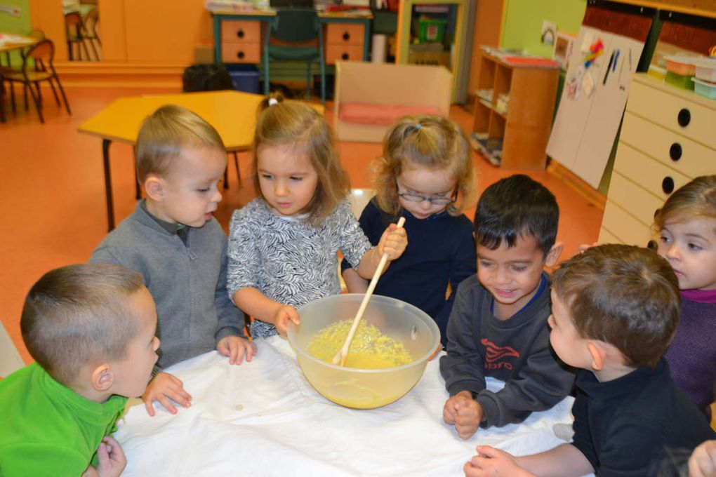 Trop drôle : on a peint les galettes avec du jaune d'oeuf !! et on a fait des traces sans appuyer avec une fourchette !