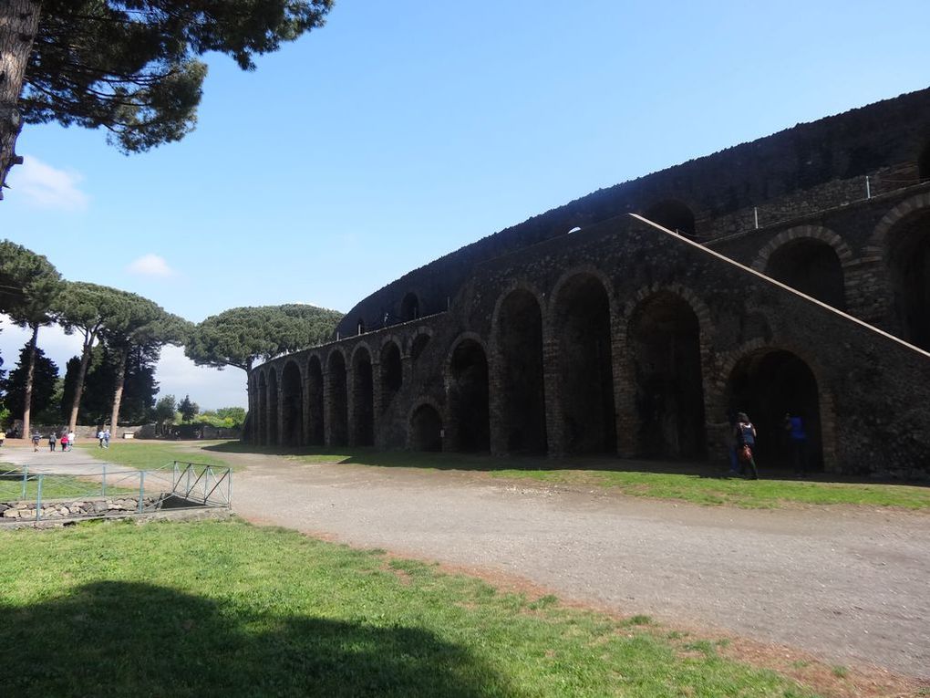 Vendredi 25 avril : dernier jour uniquement consacré à la découverte de Pompéi ! D'abord, la palestre, lieu d'entraînement des athlètes. L'amphithéâtre, plus petit que le Colisée, a été fermé pendant 10 ans, à la suite d'une rixe entre spectateurs de Nucéria et Pompéiens...