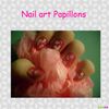 Nail art sur le vernis rose fluo Claire's