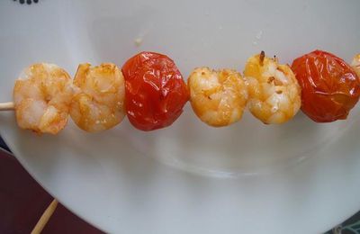 Brochettes crevettes tomates cerises