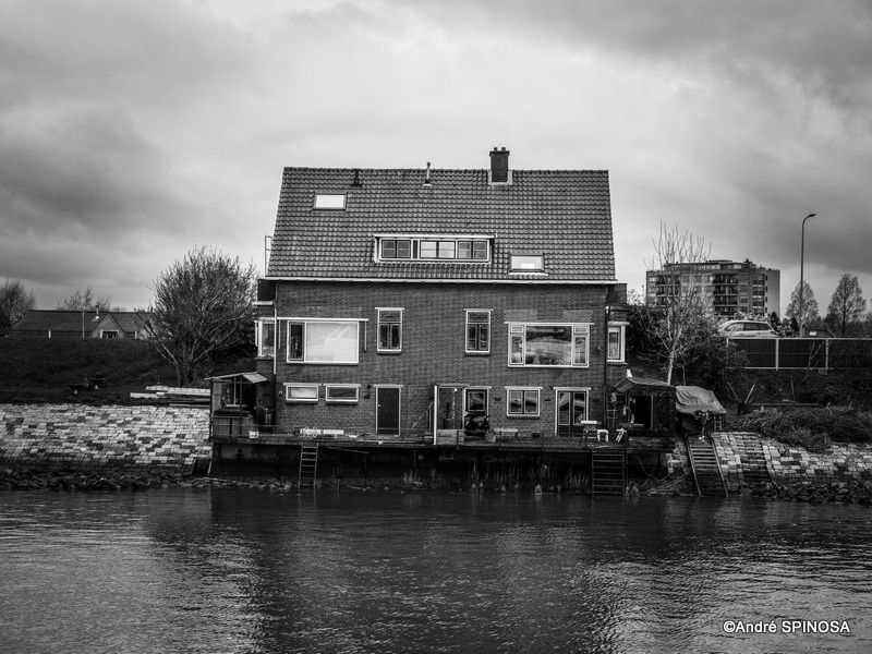 La mise en scène de cette série « de Gouda vers Rotterdam » m’a demandé de revenir sur mes pas à l’occasion d’un voyage-croisière en Pays Bas.  Plonger dans ma mémoire, donner à voir des instants fugitifs de paysage rural, de sites industriels et de cités, entre terre et eau, …sans oublier le rôle fondamental des moulins dans l’histoire de ce pays.