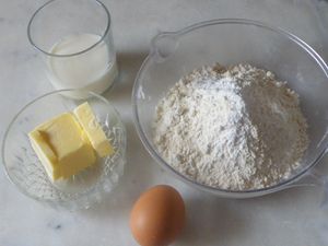 Commencer par préchauffer votre four à 180° (th 6)...  Dans un saladier mélanger la farine, la levure et le sucre en poudre...