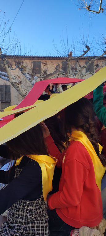 Els alumnes que aprenen català a Prada homenatgen Pompeu Fabra amb danses i cançons!