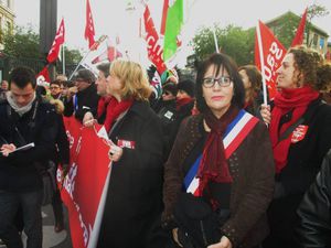 Rachida Habri, présidente des Ami(e)s du Front de Gauche d'Argenteuil aux côtés de Jean-Luc Mélenchon lors der la marche pour "une Révolution fiscale"