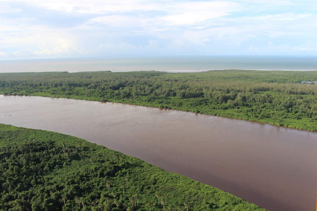 Sur ce diaporama (faîtes défiler ou patientez), quelques photos du fleuve la Mana vers Awala Yalimapo au Nord. La Mana se jetait autrefois dans le Maroni, c'était donc une rivière. Mais aujourd'hui, elle se jette directement dans l'Océan : c'est un fleuve.