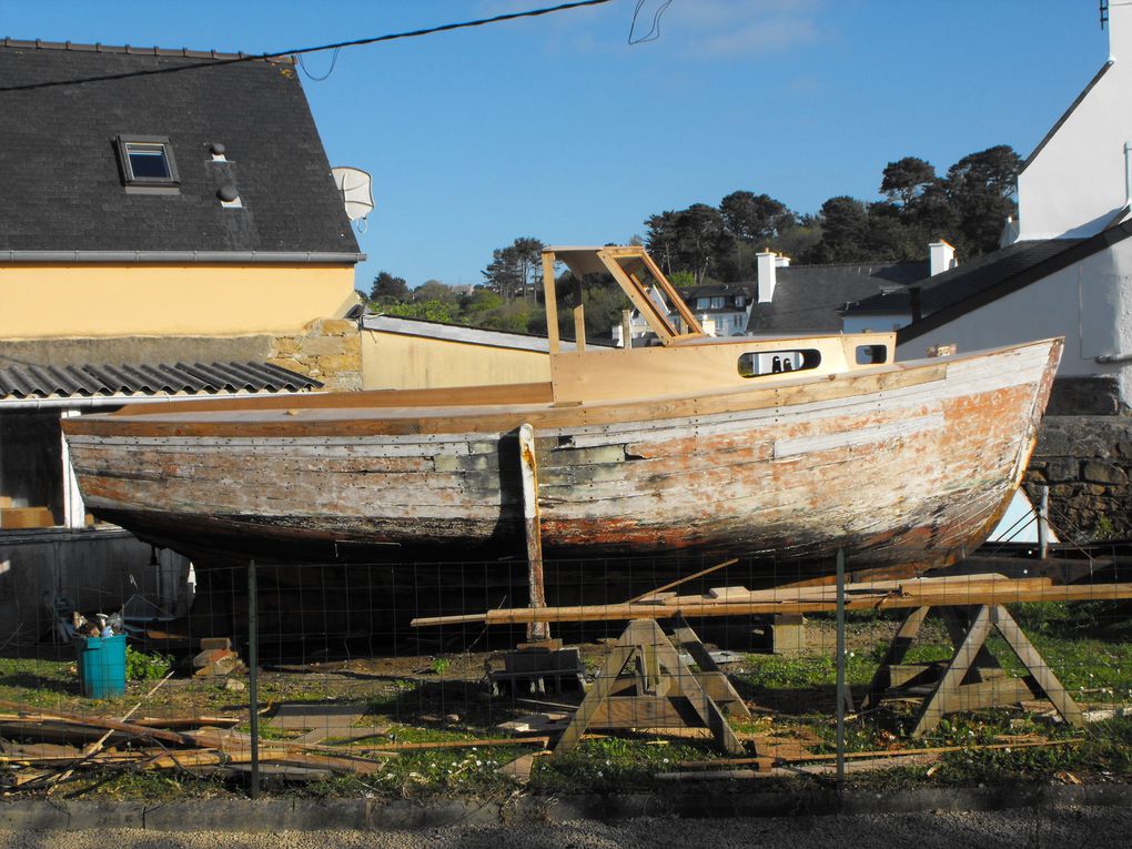 Un vieux bateau devient terrasse de jardin