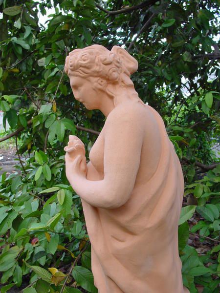 Statues en terre cuite naturelle ou teintée , pour l'extérieur ou pour l'intérieur , disponibles à mobilis, rue henri Becquerel,97122 JARRY;
tel 05 90 26 70 23