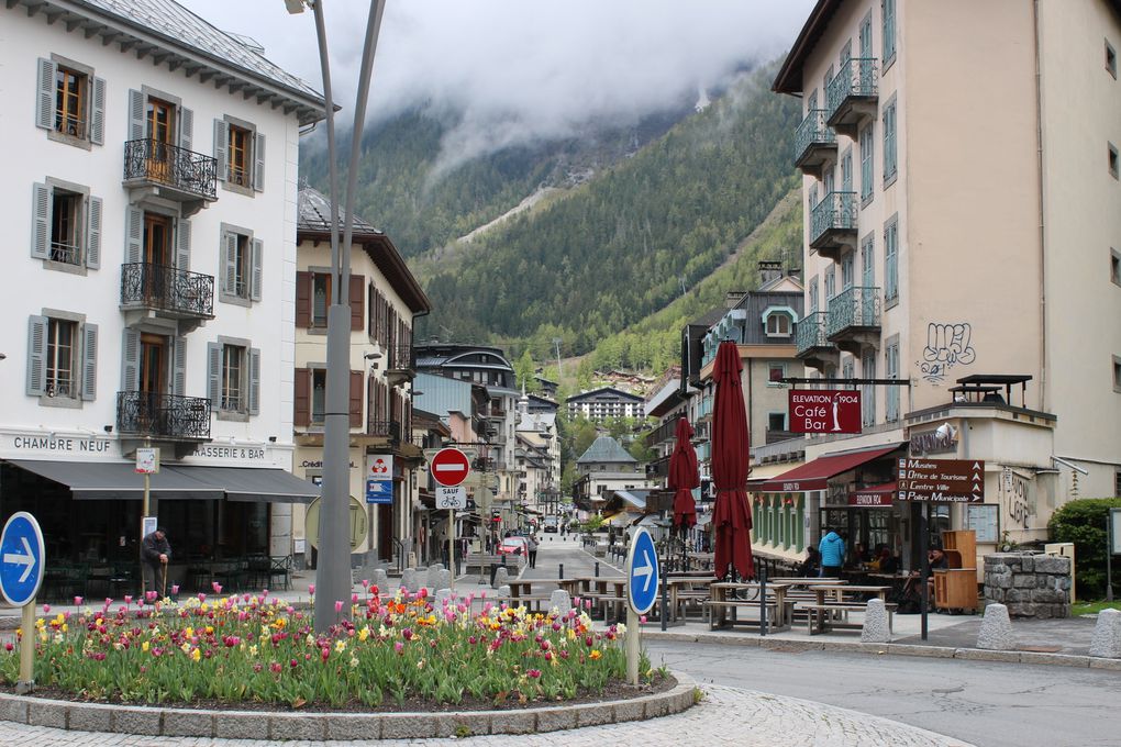 Chamonix et la gare Montenvers. Le départ de la  visite de la mer de glace. 