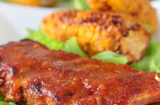 Travers de porc marinés et grillés & épis de maïs grillés
