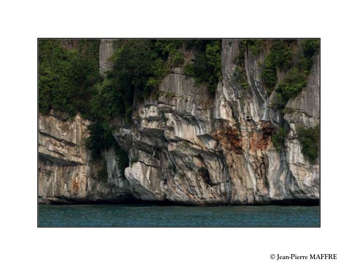 La baie Halong est l'une des merveilles les plus incroyables de la nature qui nous surprend sans cesse par ces innombrables graphismes de pierres..