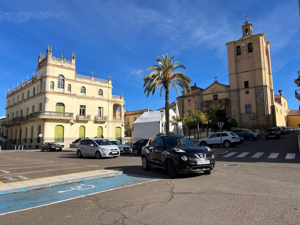 Notre rue et la montagne au loin, la place de la mairie et l’église sur le clocher de laquelle sont nichées les cigognes et quelques belles anciennes façades.