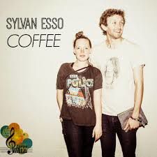 Un café concert voila ce que propose notre petit groupe du jour il s'agit là de Sylvan Esso qui chante en live &quot;Coffee&quot; c'est beau et mignon reposant et  harmonieux  pourtant le café ... ça excite non ?