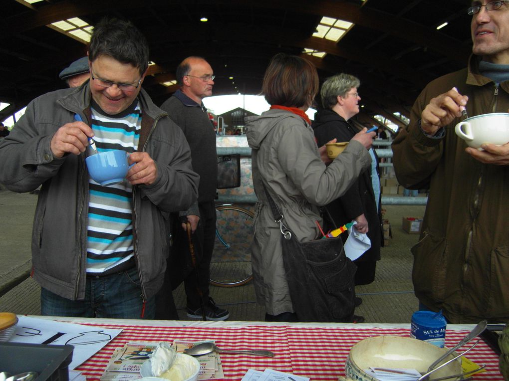 Dimanche 2 mai - Carentan
A partir de 7h30 l'association "Mange ta soupe !" a remis les couverts dans l'ambiance de la foire au Rafrot afin d'offrir sa célèbre convivialité et chaleur autour d'une bonne soupe. Soupe au poireau et pomme de terre !