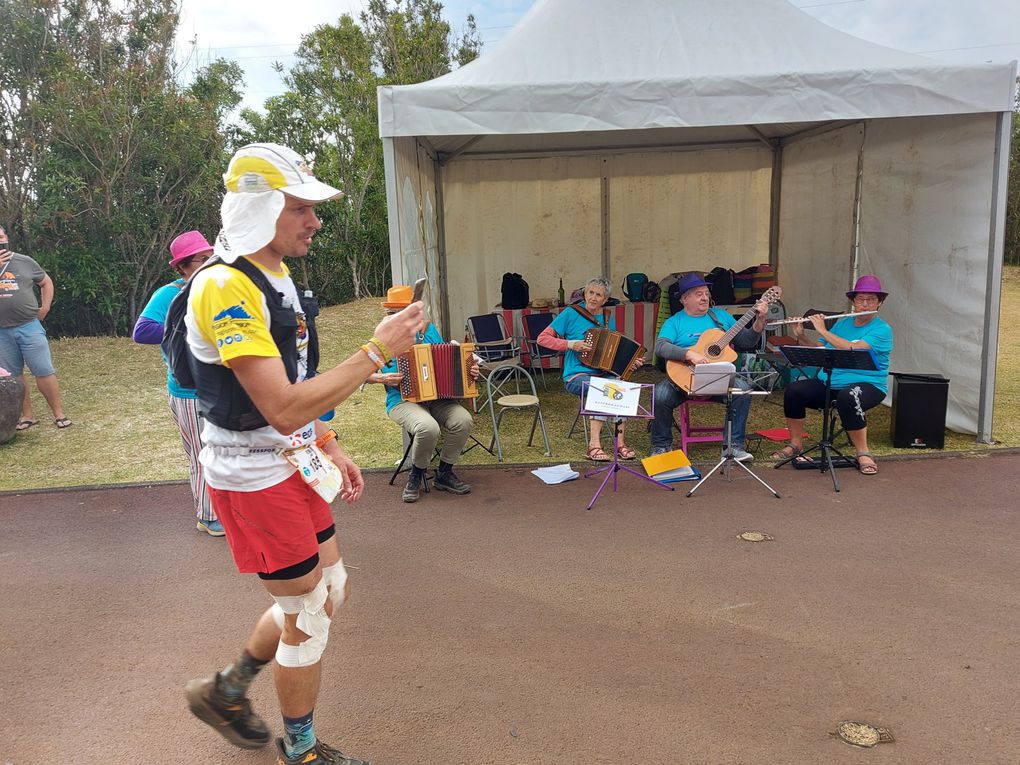 Les ZANBROKALIENS au Grand Raid; au Départ à St Pierre  et au Poste du Colorado