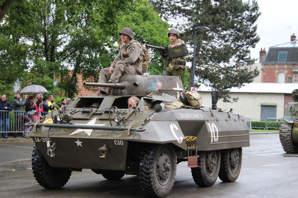 Ce défilé retrace les deux guerres, 14/18, 39/45, sans oublier nos anciens qui ont fait la guerre d'Agérie.