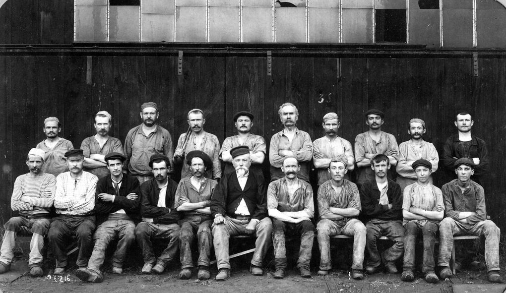 quelques cartes postales ou photos de 1880/1910 ouvriers leurs familles dans le village de Fraisans