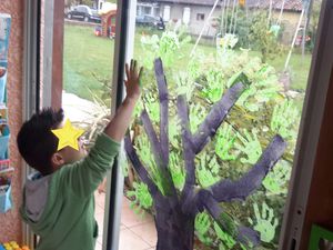 Empreintes de mains pour former les feuilles du pommier