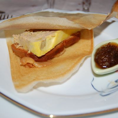 Millefeuille de foie gras et de pommes épicées