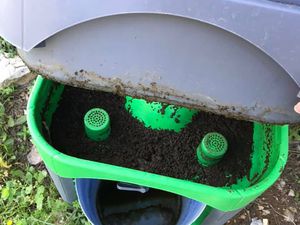 Au jardin partagé, une jardinière donne son lombricomposteur