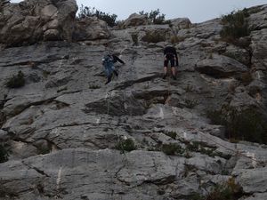 A droite, Ambre et Sarah en tête dans le 5a/4c, voie de 30 mètres de haut