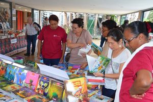 La grande librairie avec les espaces pour des dédicaces au SILO 2018