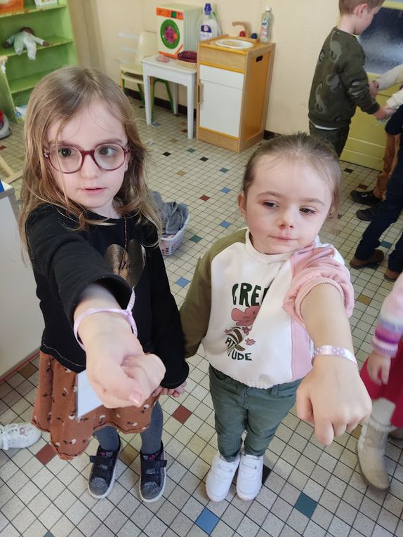 Avec notre " ami" du jour, on peut partager un jeu à la récréation, manger ensemble à la cantine, s'entraider dans la classe,  discuter ensemble ,  rire! 