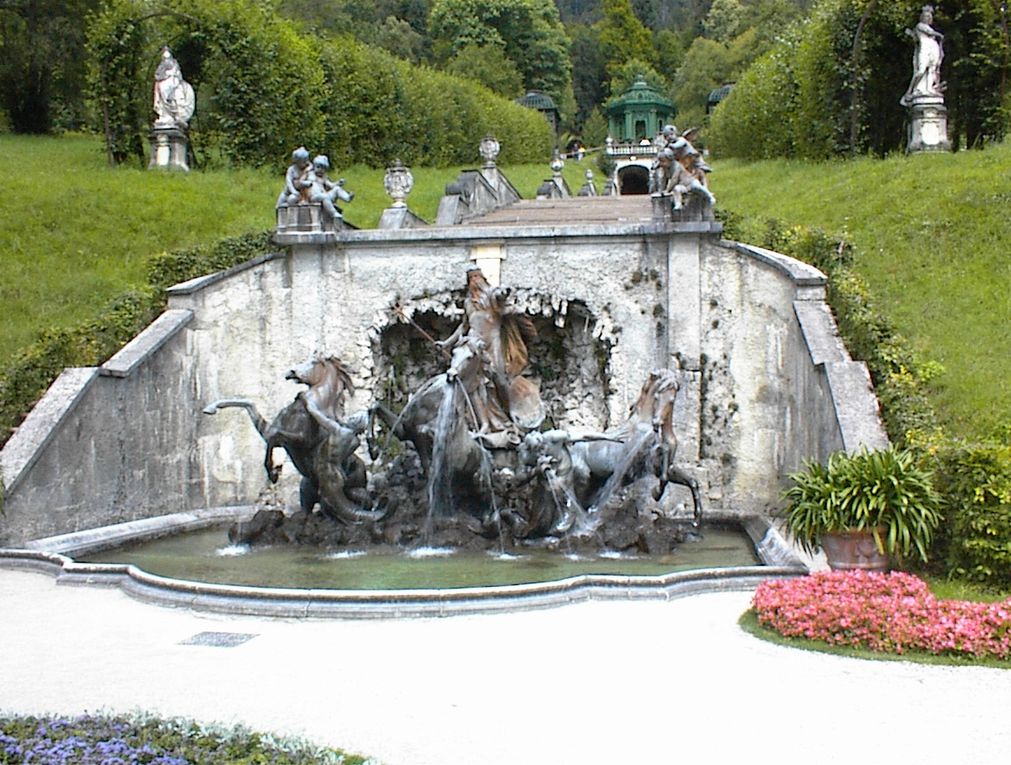 Ses paysages, le lac de Constance, ses châteaux, l'île de Mainau - son parc fleuri et la serre aux papillons, l'architecture, les "coucous" et horloges à remonter le temps...