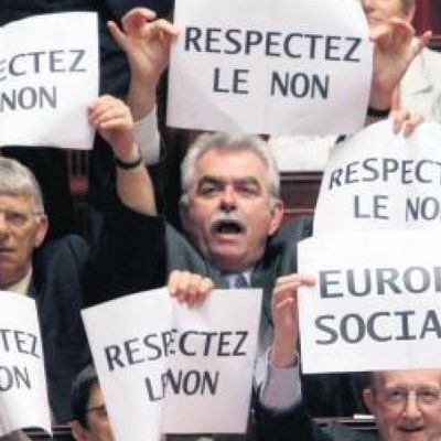 2005 : le peuple français vote contre l'Europe, les politiques maquillent le résultat..