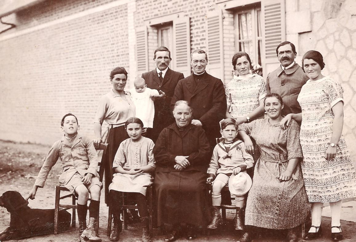 Famille Lemaire Rebequet entourant l’abbé Gréhan à Saint-Paul-aux-Bois en 1924. 