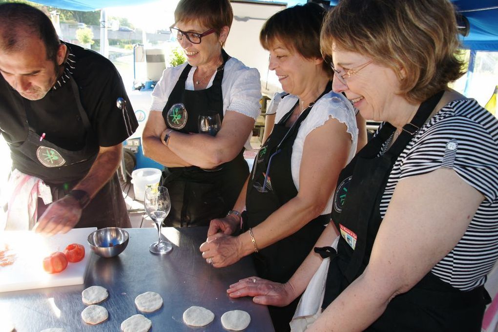 Atelier de cuisine et de découverte oenologique sur le pont d'une péniche dans le centre de Reims en Champagne-Ardenne moment de grand convivialité très sympas, merci tout le monde