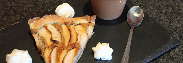 Tarte aux pommes, confiture fraise et poudre d'amandes.