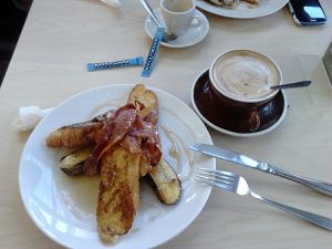 Le fameux "french toast" composé de pain perdu, banane chaude, bacon et sirop d'érable