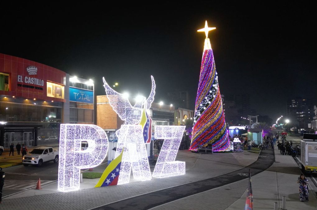 Gobernador Lacava dio bienvenida a la Navidad 2024 en Carabobo con encendido de luces y bicicletada familiar