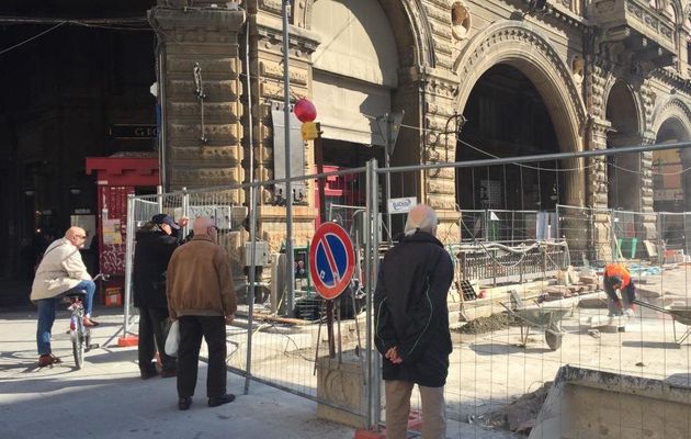 Arriva da Pavia la nuova moda del momento. È il Build-watching: anziani che fissano gli operai al lavoro nei cantieri. E a volte danno anche dei consigli
