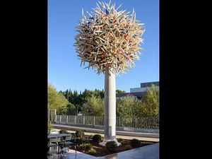 Pascale Marthine Tayou : à gauche "Arbre à palabres" 2012; à droite: "Mikado Tree" 2015