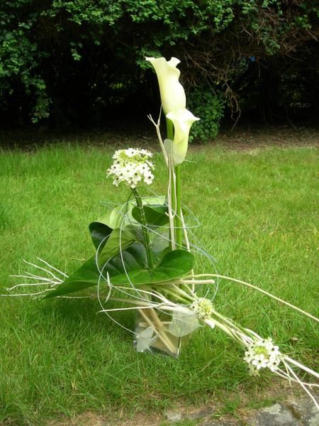 Après 2 ans d'art floral et à l'âge de 40 ans (il n'est jamais trop tard..) j'ai repris des "études" en cours du soir pour devenir fleuriste... 2 soirées par semaine pendant 2 ans à l'IEPS à Namur... je suis donc fleuriste pour le plaisir.