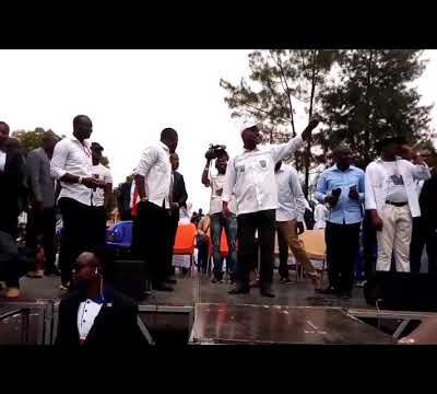 Martin #Fayulu et Adolphe Muzito dansent en plein meeting à #Béni et #Goma