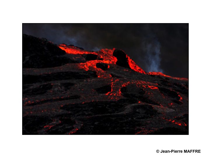 Au printemps 2021, après 800 ans d'inactivité, le volcan Geldingadalur nous offre de spectaculaires torrents de lave qui pourraient durer des années.