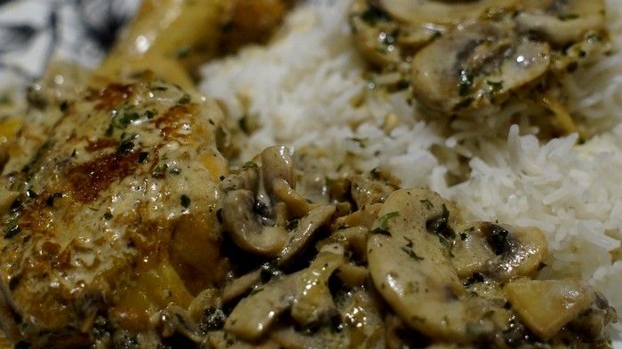 Vue rapprochée du poulet à la crème aux champignons.