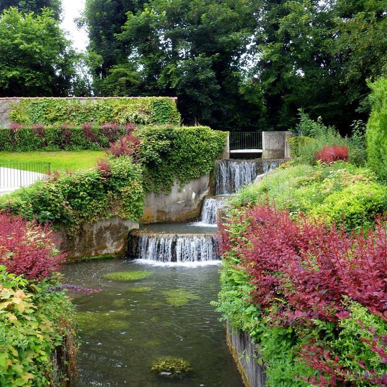 Oinville /Montcient - la cascade artificielle et le lavoir de Gournay devant la Mairie.