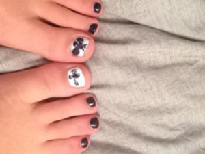 Nail Art bleu et blanc sur ongles de pieds